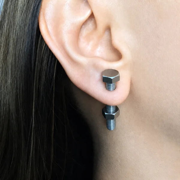 Femme avec Boucles d’Oreilles Vis Boulon Acier Inoxydable 316L Femme avec Boucles d’Oreilles Vis Boulon Acier Inoxydable 316L.