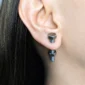 Femme avec Boucles d’Oreilles Vis Boulon Acier Inoxydable 316L.