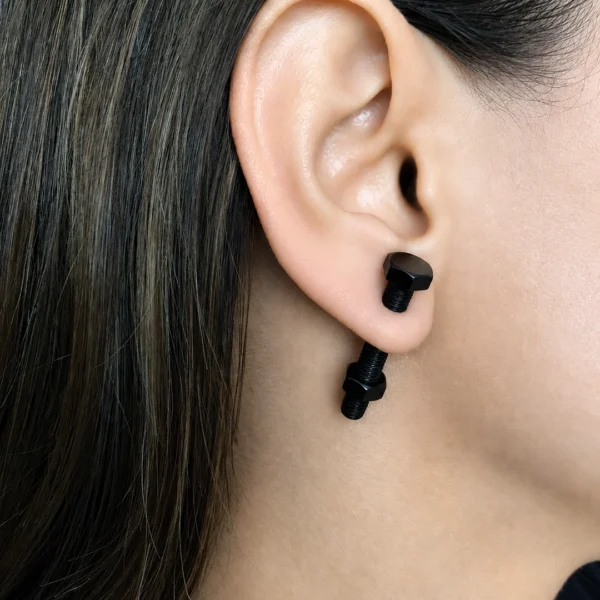 Femme avec Boucles d’Oreilles Vis Boulon Acier Inoxydable 316L Noir PVD Femme avec Boucles d’Oreilles Vis Boulon Acier Inoxydable 316L Noir PVD.