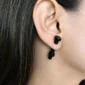Femme avec Boucles d’Oreilles Vis Boulon Acier Inoxydable 316L Noir PVD.