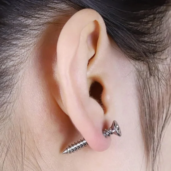 Femme avec Boucles d’Oreilles Vis Cruciforme Acier 316L Femme avec Boucles d’Oreilles Vis Cruciforme Acier 316L.