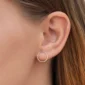 Femme avec Boucles d’oreilles Cercle Flottant 14 mm Argent 925.