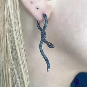 Femme avec Boucles d’oreilles Pendantes Serpent Traversant Acier 316L Femme avec Boucles d’oreilles Pendantes Serpent Traversant Acier 316L.