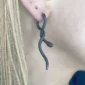 Femme avec Boucles d’oreilles Pendantes Serpent Traversant Acier 316L.