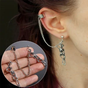 Femme avec Boucles d’oreilles Squelettes Pendus en Acier 316L.