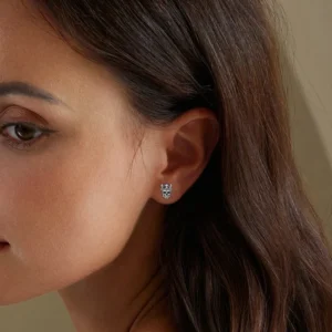 Femme avec Boucles d’oreilles Tête de Mort Couronnée Zircon Améthyste au Lobe.