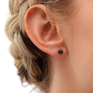 Femme avec Boucles d'oreilles Zircon Serti Clos Acier 316L Noir PVD.