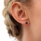 Femme avec Boucles d'oreilles Zircon Serti Clos Acier 316L Noir PVD.