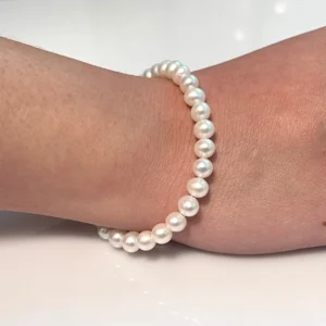 Femme avec Bracelet de Perles Blanches 8 mm.