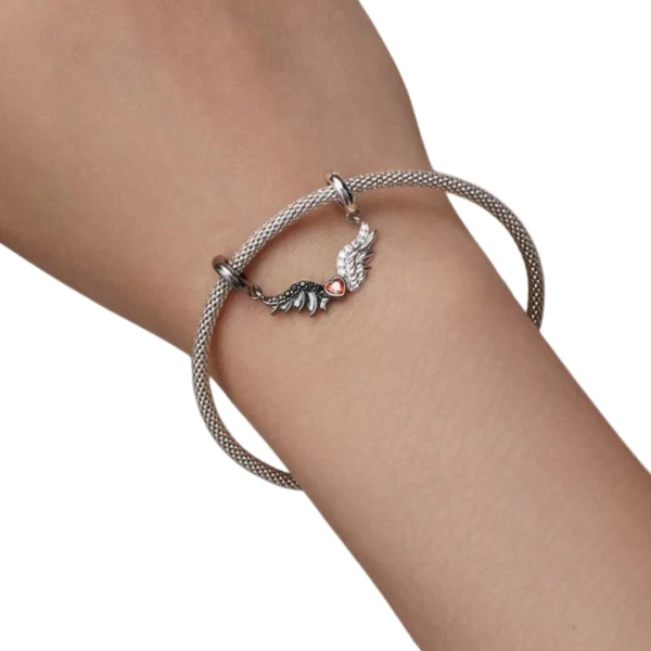 Femme avec Charm Cœur Ailé Ange - Démon en Argent 925 sur Bracelet Femme avec Charm Cœur Ailé Ange - Démon en Argent 925 sur Bracelet.