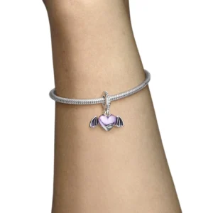 Femme avec Charm Cœur Ailé Démoniaque Argent 925 sur Bracelet Pandora.