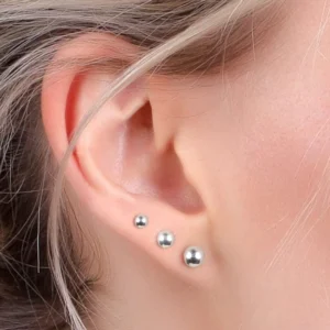 Femme avec Clous d’oreilles Acier 316L à Boules.