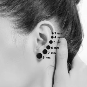 Femme avec Clous d’oreilles Disque en Acier 316L Noir PVD 3 à 8 mm Femme avec Clous d’oreilles Disque en Acier 316L Noir PVD 3 à 8 mm.