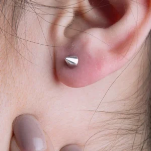 Femme avec Clous d’oreilles Pointe Conique 5 mm en Acier 316L Poli Femme avec Clous d’oreilles Pointe Conique 5 mm en Acier 316L Poli.