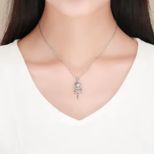 Femme avec Collier Arbre de Vie & Attrape-Rêves en Argent 925.