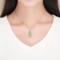 Femme avec Collier Arbre de Vie & Attrape-Rêves en Argent 925.