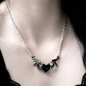 Femme avec Collier Cœur de Démon Alchemy Gothic.