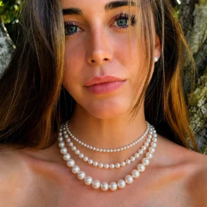 Femme avec Collier Perles Blanches Nacrées 6 8 10 mm Acier 316L.