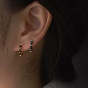 Femme avec Créoles Argent 925 à Segments Noirs Rhodiés.