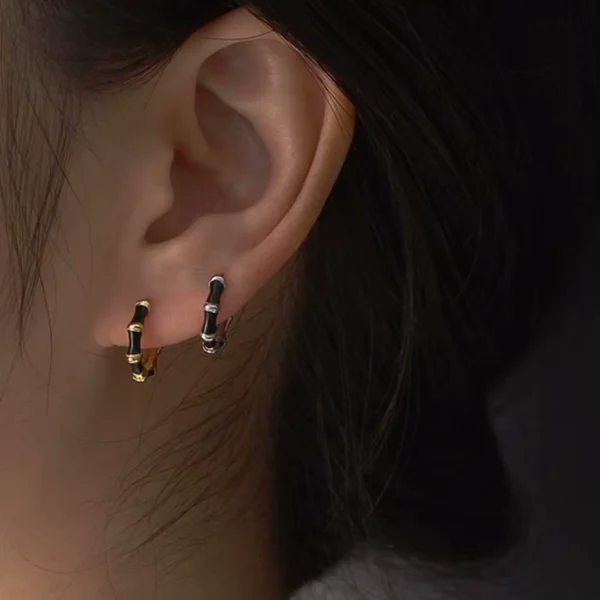 Femme avec Créoles Argent 925 à Segments Noirs Rhodiés Femme avec Créoles Argent 925 à Segments Noirs Rhodiés.