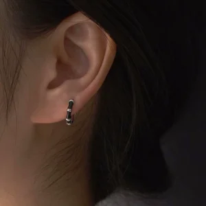 Femme avec Créoles Argent 925 à Segments Noirs Rhodiés.