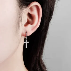 Femme avec Créoles Croix Pendante Pavée de Zirconiums en Argent 925.