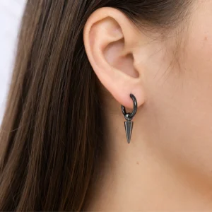 Femme avec Creoles Punk Perle Pointe Conique Acier 316L.