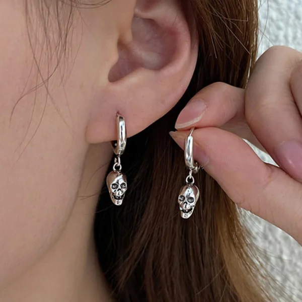 Femme avec Créoles à Tête de Mort Suspendue en Argent 925 Femme avec Créoles à Tête de Mort Suspendue en Argent 925.