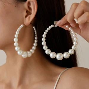 Femme avec Créoles de Perles Nacrées Dégradées.