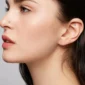 Femme avec Embout Convexe Piercing Titane ASTM-F136 avec Zirconium à la Narine et au Flat.