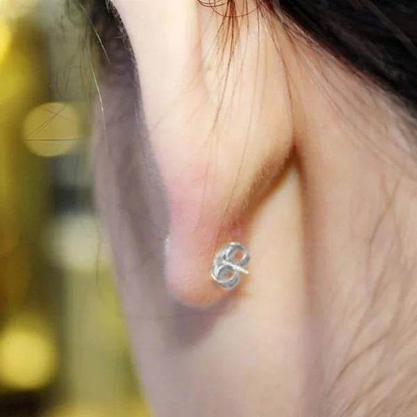 Femme avec Fermoir Papillon 4,5 x 6 mm pour Boucles d’Oreilles en Acier 316L Femme avec Fermoir Papillon 4,5 x 6 mm pour Boucles d’Oreilles en Acier 316L.