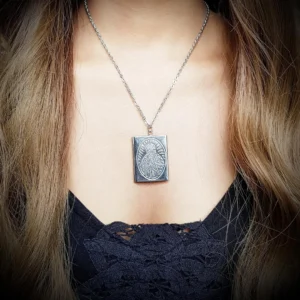 Femme avec Médaillon Photo Vierge Marie Acier Inox 316L.