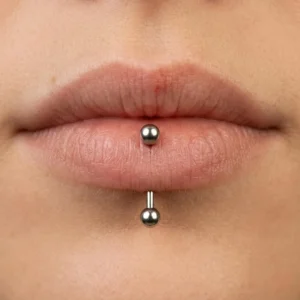 Femme avec Piercing Banane 10 mm en Titane au Labret Vertical.