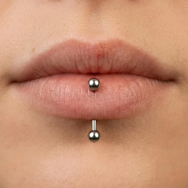 Femme avec Piercing Banane 10 mm en Titane au Labret Vertical Femme avec Piercing Banane 10 mm en Titane au Labret Vertical.