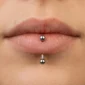 Femme avec Piercing Banane 10 mm en Titane au Labret Vertical.