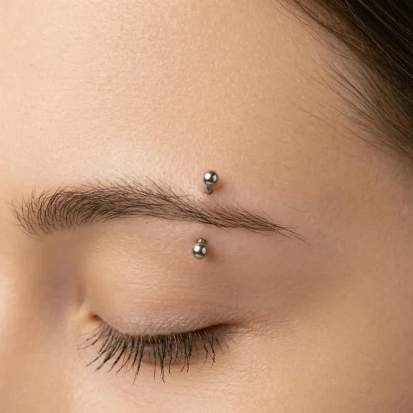 Femme avec Piercing Banane Arcade en Titane ASTM-F136 Filetage Interne & Double Bille Femme avec Piercing Banane Arcade en Titane ASTM-F136 Filetage Interne & Double Bille.