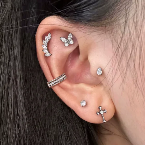Femme avec Piercing Clicker Double Rang Perlé Titane & Ligne Zirconiums à l'Orbital (cartilage) Femme avec Piercing Clicker Double Rang Perlé Titane & Ligne Zirconiums à l'Orbital (cartilage).