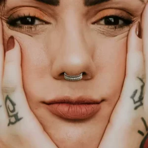 Femme avec Piercing Clicker Double Rang Perlé Titane & Ligne Zirconiums au Septum.