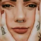 Femme avec Piercing Clicker Double Rang Perlé Titane & Ligne Zirconiums au Septum.