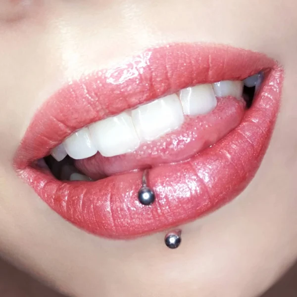 Femme avec Piercing Fer à Cheval Titane à la Lèvre (Labret Vertical) Femme avec Piercing Fer à Cheval Titane à la Lèvre (Labret Vertical).