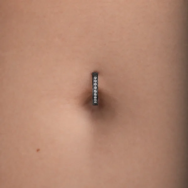 Femme avec Piercing Nombril Anneau Clicker Semi-Plat Titane Noir à Zircons Sertis Femme avec Piercing Nombril Anneau Clicker Semi-Plat Titane Noir à Zircons Sertis.