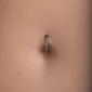 Femme avec Piercing Nombril Anneau Clicker Semi-Plat Titane Noir à Zircons Sertis.