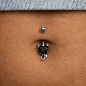 Femme avec Piercing Nombril Banane Cœur Démoniaque Zirconium.