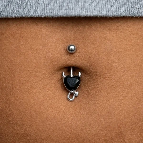 Femme avec Piercing Nombril Banane Cœur Démoniaque Zirconium Femme avec Piercing Nombril Banane Cœur Démoniaque Zirconium.