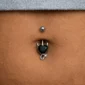 Femme avec Piercing Nombril Banane Cœur Démoniaque Zirconium.