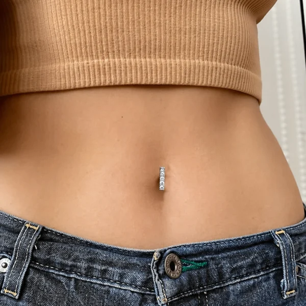 Femme avec Piercing Nombril Banane Inversée à 5 Zirconiums Femme avec Piercing Nombril Banane Inversée à 5 Zirconiums.