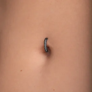 Femme avec Piercing Nombril Clicker Titane Noir à Zircons Sertis.