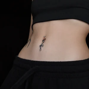 Femme avec Piercing Nombril Croix Gothique Ornementale & Zircons Noirs.