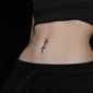 Femme avec Piercing Nombril Croix Gothique Ornementale & Zircons Noirs.