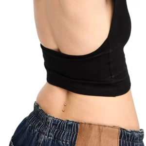 Femme avec Piercing de Surface Agrafe en Titane à Pointes au Bas du Dos.